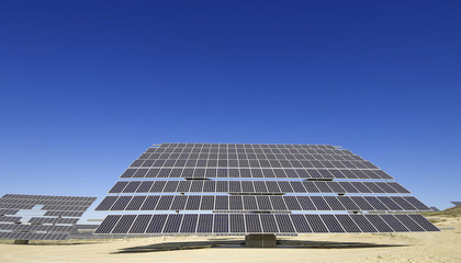 光伏玻璃價(jià)格驟降，是短期波動(dòng)還是長(zhǎng)期趨勢(shì)？未來(lái)走勢(shì)深度解析